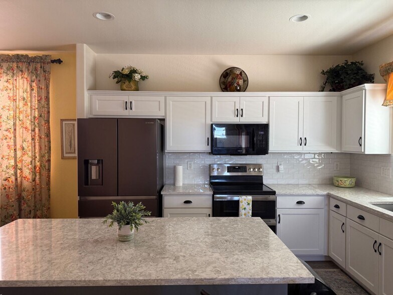 Kitchen (Newly remodeled) - 900 W Broadway Ave