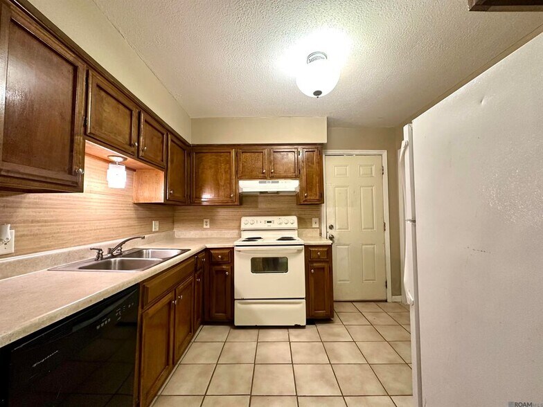 Building Photo - 15855 Sunderland Ave