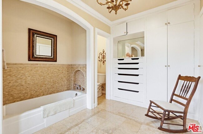 Building Photo - 516 S Rimpau Blvd