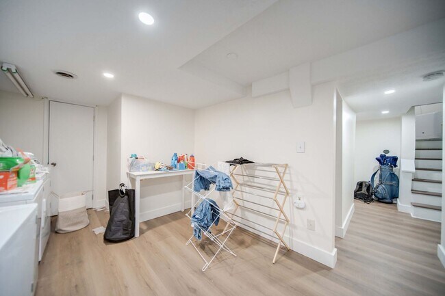 Building Photo - Massive 10 Bedroom Newly Renovated House P...