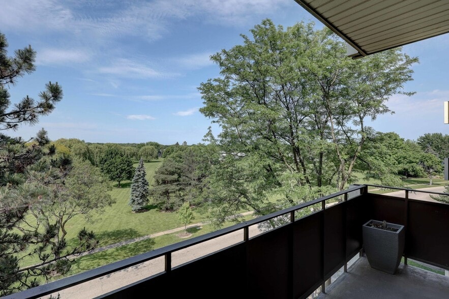Deck - 700 Wellington Ave
