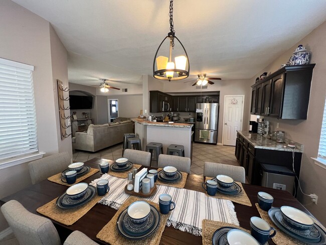 Building Photo - Charming 3-Bed, 2.5-Bath Home with Cozy Fi...
