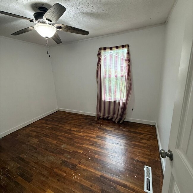 Building Photo - 3 bedroom 1 bath Bungalow with Large fenced in back yard available now.