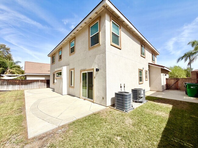 Building Photo - 24850 Sunset Vista Ave
