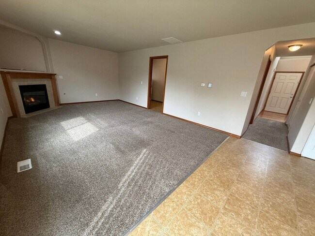 Building Photo - Beautiful 4 Bedroom in the Hidden Lake Community!