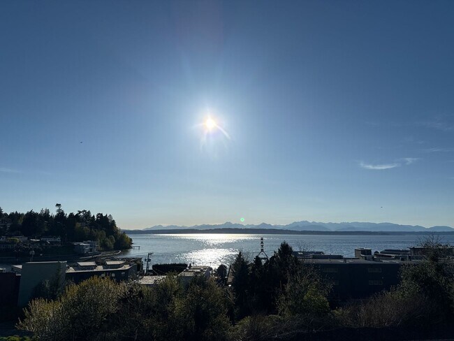 Building Photo - Stunning 4 Bed 4 Bath Home Steps from Golden Gardens in Ballard with MIL Suite
