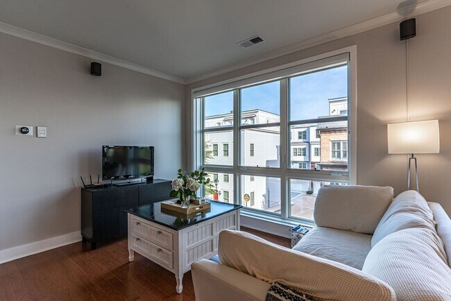 Building Photo - 2 Bed, 2 Bath Condo Bathed in Natural Light