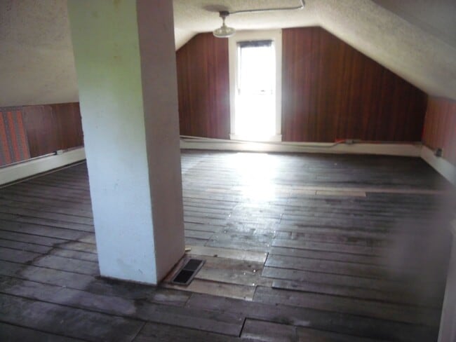 Building Photo - 1 Bedroom, 1 Bath Home,  close to Down Tow...