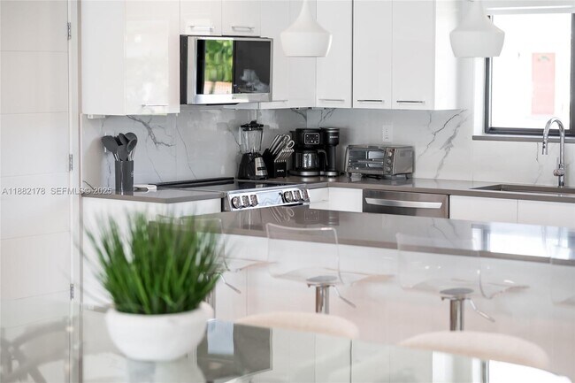 Building Photo - 21230 NE 25th Ct