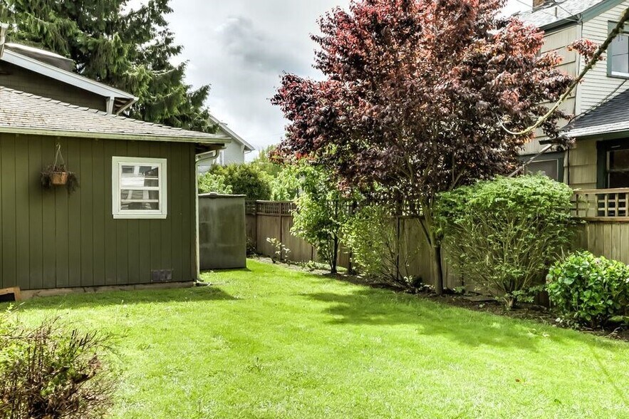 Shared backyard - 353 Southwest B Avenue