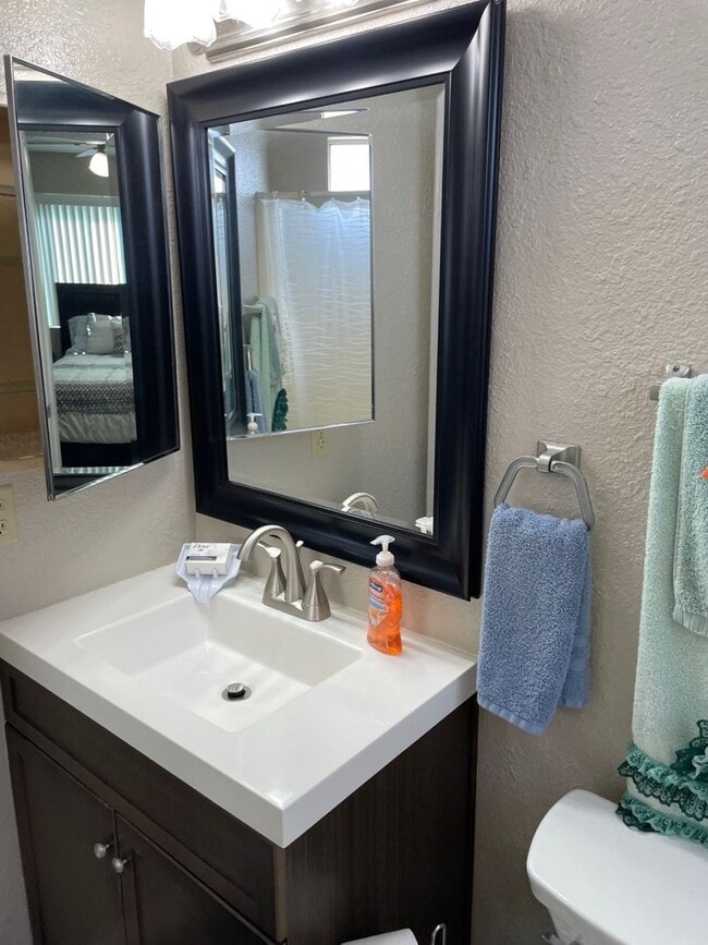 Building Photo - Furnished, ground floor unit! Move in ready.