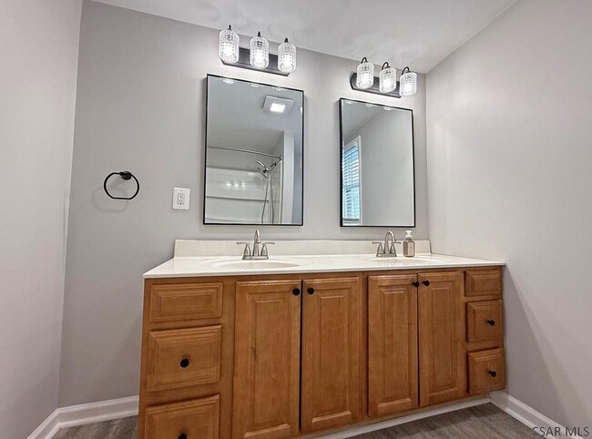 Building Photo - 512 Graham Ave