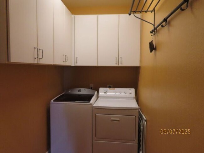 Building Photo - 4 Bedroom 2.5 Bath w/3 Car Garage in Super...