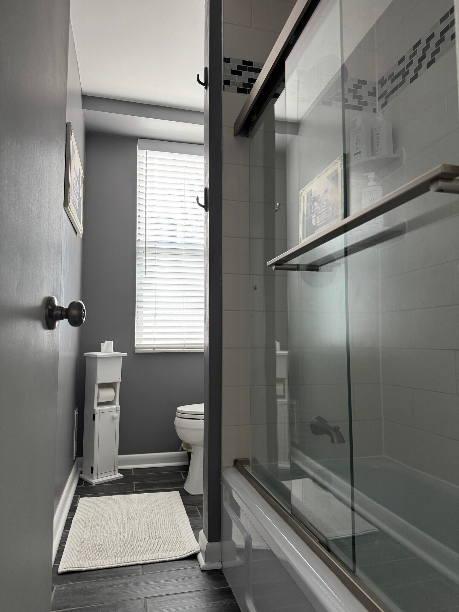 full bathroom - 2nd floor - 4210 Calvin St