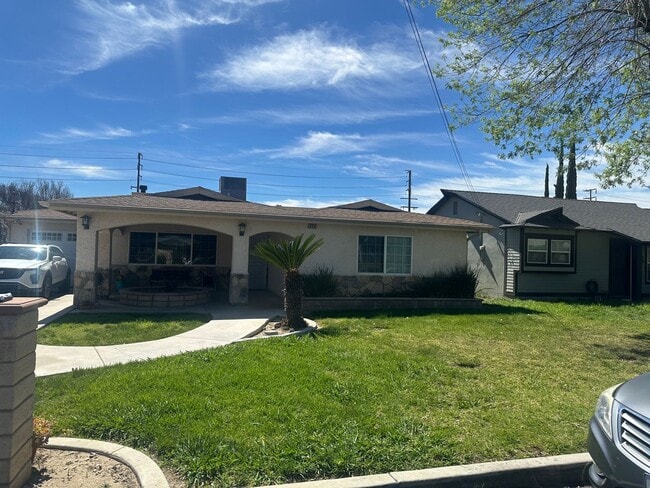 Building Photo - Colton Home!