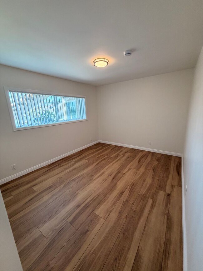 Building Photo - Completely Remodeled 2 Bed, 1 Bath in San Pedro w/ Garage Parking!