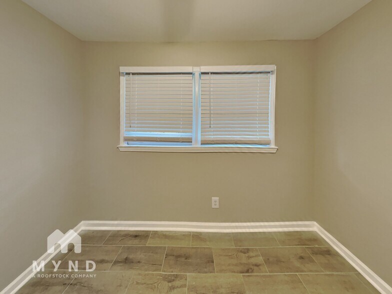 Building Photo - 467 Camelot Pkwy