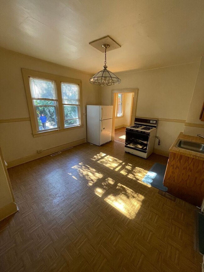 Building Photo - 3 Bedroom 1 Bath in the heart of Lower Eas...
