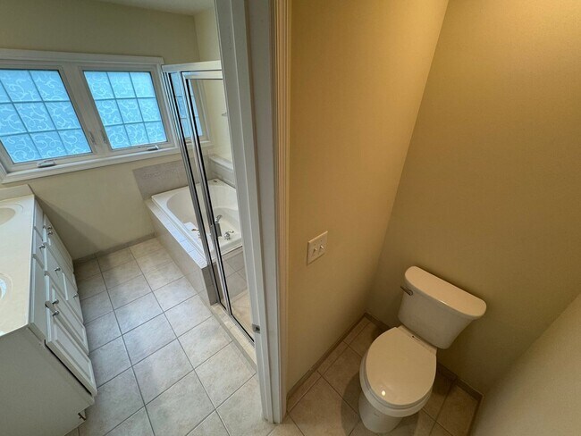 Building Photo - Gorgeous 4 Bed 3 Bath End Unit Brick Townh...