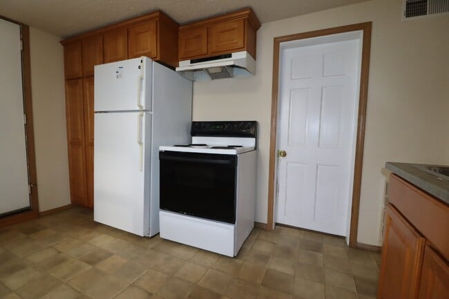 Building Photo - Large 2-Bed Upper Duplex