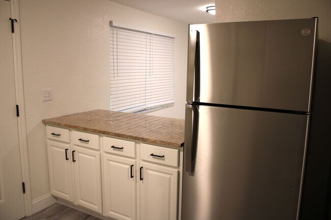 Building Photo - Spacious 4 Bedrooms and 2.5 bath FULLY REN...