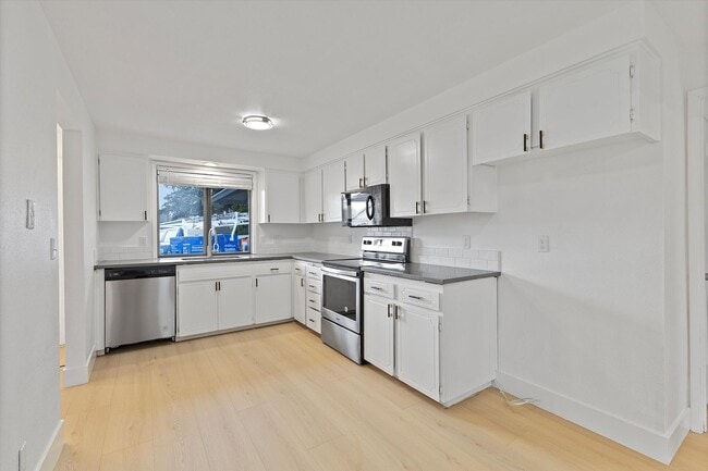 Building Photo - Charming 3-Bedroom Home on Quiet Cul-de-Sac