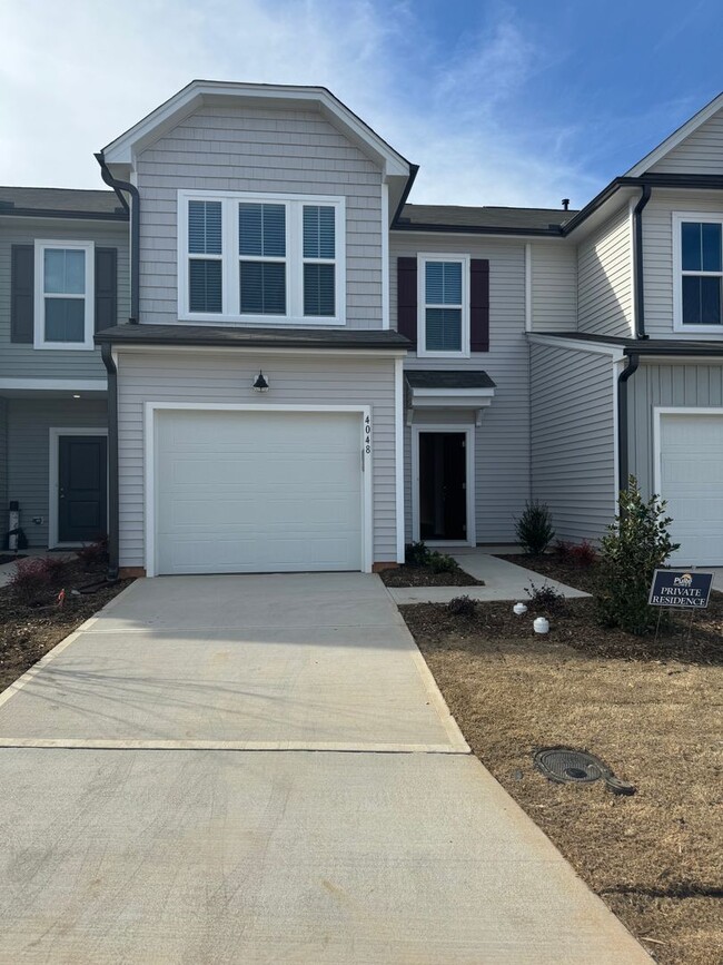 Primary Photo - Stunning 3BR 2.5BA Townhome in Jamestown