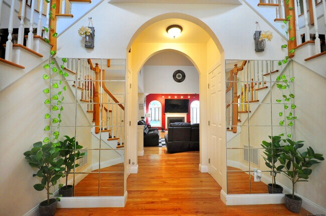 Building Photo - 3 Maplecrest Ln