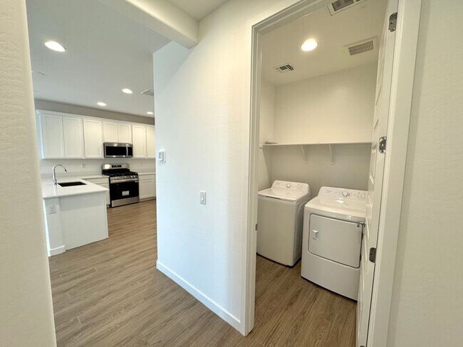 Building Photo - MOVE IN SPECILAS!! HALF MONTH RENT FREE!! ...