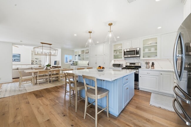 Building Photo - 125 S Juanita Ave