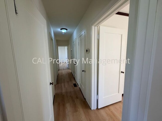 Building Photo - 3 bedroom 2 bathroom single level home!