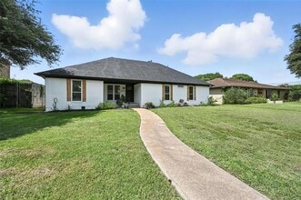 Building Photo - 7021 Thornwood Dr