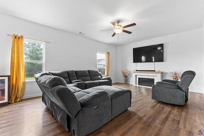 Building Photo - 3335 Bridgewood Dr
