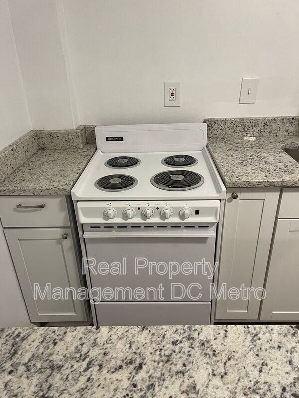 Building Photo - 815 Maryland Ave NE