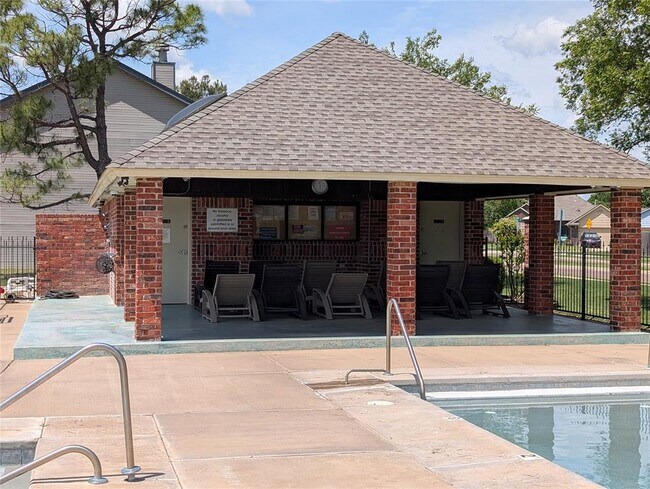 Building Photo - 2817 Brompton Dr