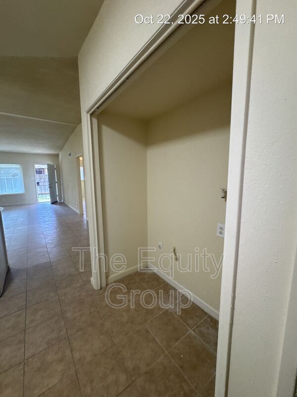 Building Photo - 1140 W Tulare Ave
