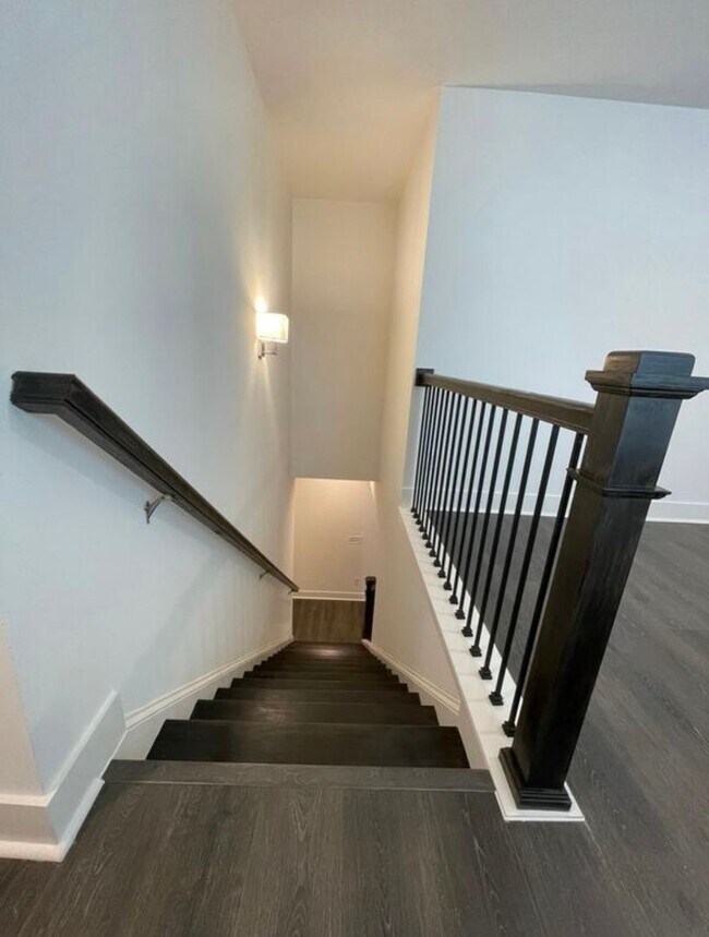 Building Photo - Beautiful end unit townhouse in the Townes...