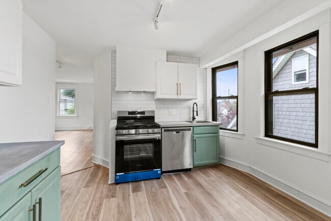 Building Photo - 10 E Marthart Ave