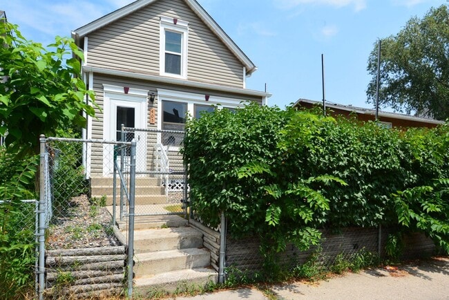 Building Photo - Charming 3-Bedroom, 2-Bath Home in St. Paul