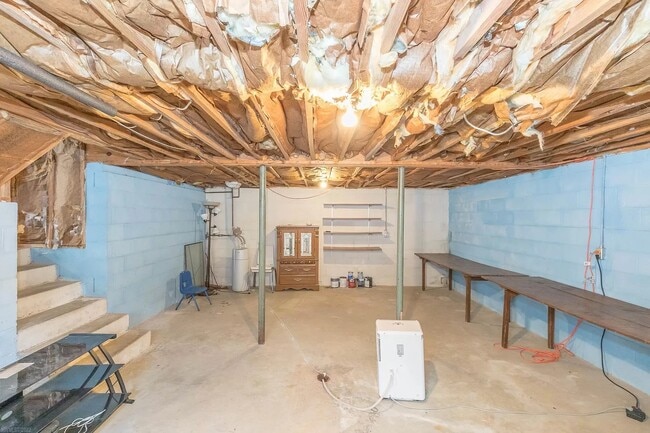 large basement, great for storage, or projects - 1105 Golfview Dr