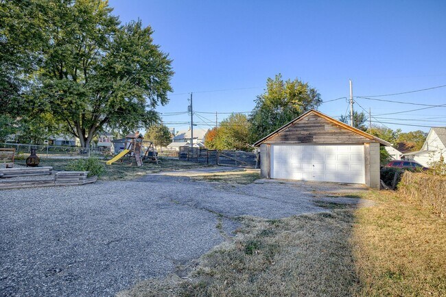 Building Photo - Charming 2 Bedroom Just Minutes from the Old Market!!