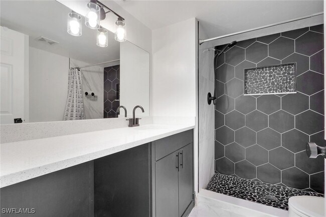 Building Photo - 146 Cypress Way E