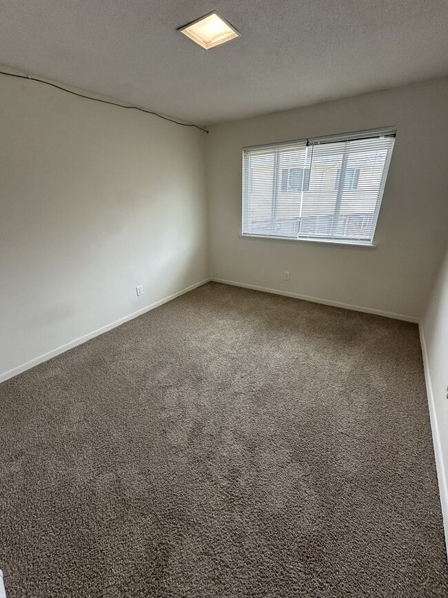 Building Photo - 3 Bedroom 2.5 Bathroom Condo!