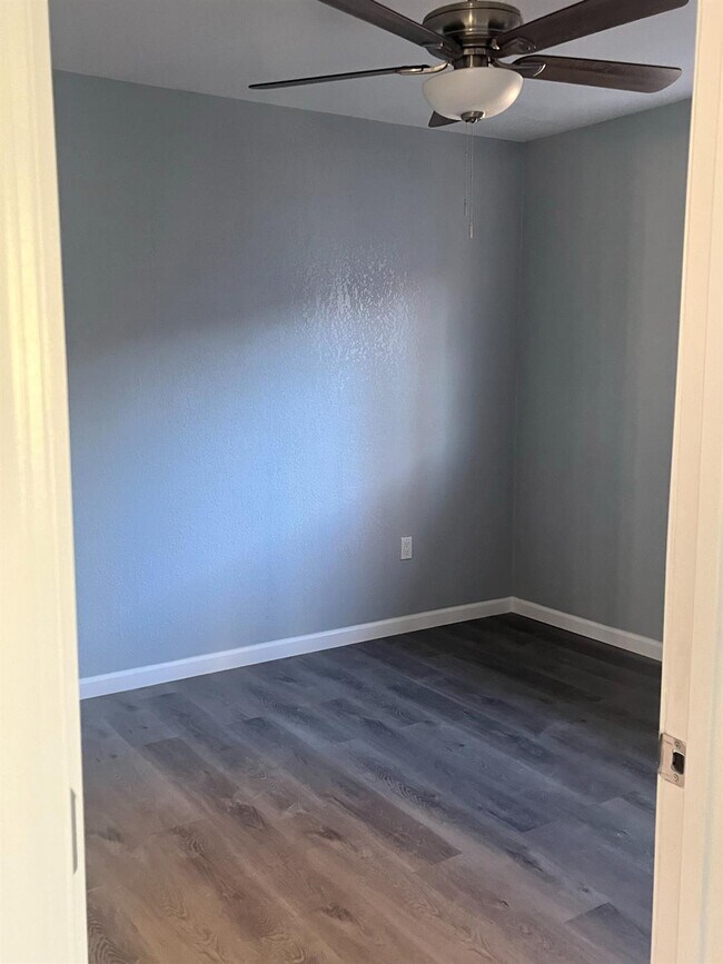 Building Photo - 392 N Ferger Ave