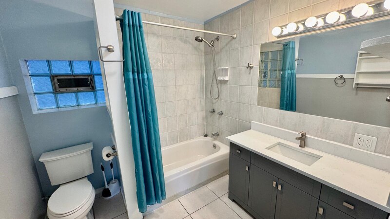 Building Photo - 1360 W Evergreen Ave