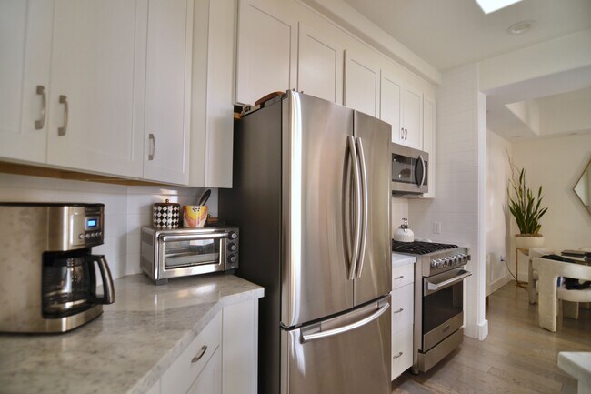Building Photo - 5703 Laurel Canyon Blvd