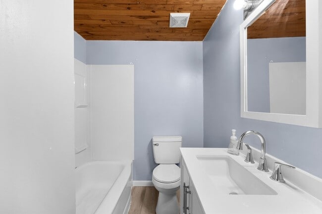 Building Photo - Family Friendly 2-bedroom Home