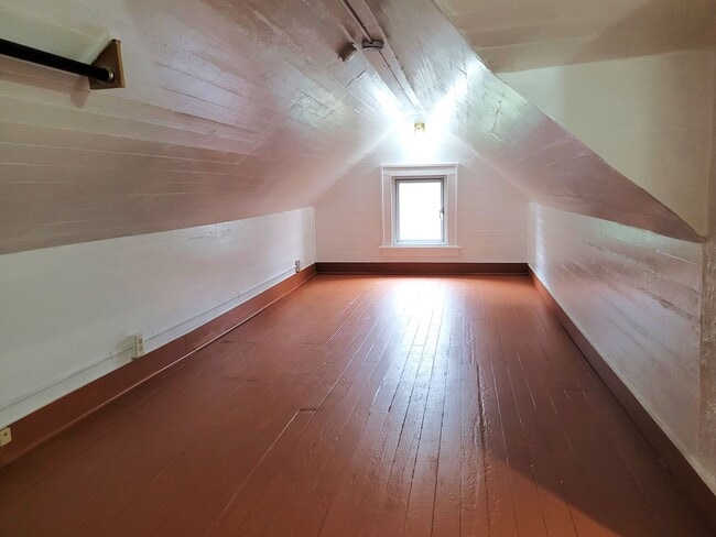 Building Photo - Spacious Unique Home in Central Location