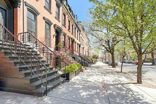 Building Photo - 826 Grand St