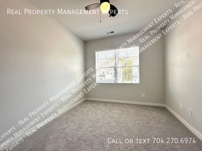 Building Photo - Modern 3BR/2.5BA Townhouse in Charlotte!